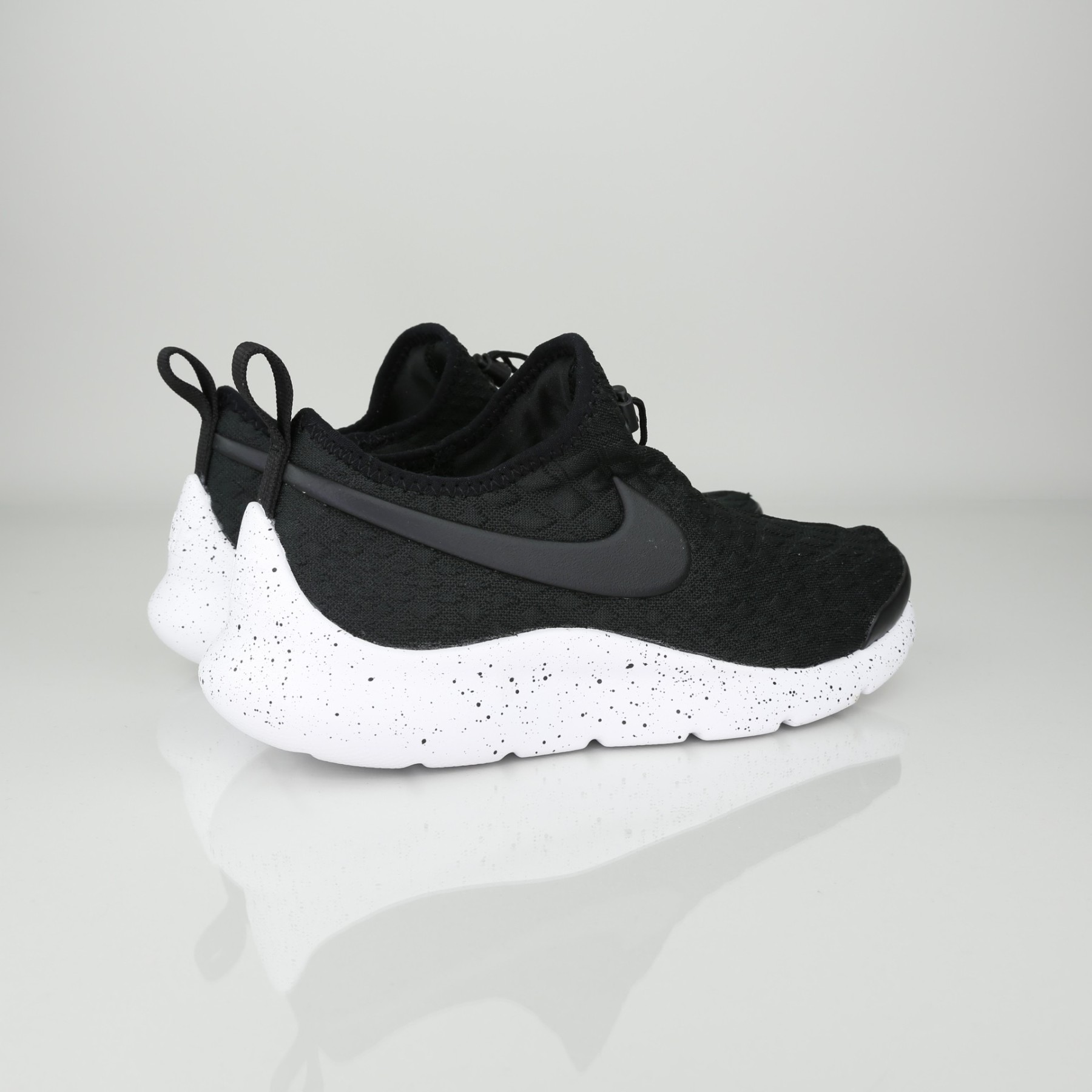 Nike aptare deals all black
